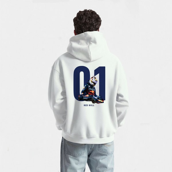 Dos d’un hoodie blanc avec impression d’un pilote Red Bull sur une monoplace, grand numéro 01 bleu marine, porté par un homme en jean clair, capuche relevée, fond blanc.