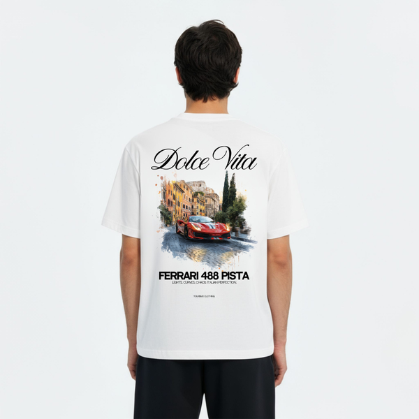 T-shirt Ferrari 488 Pista Dolce Vita noir – visuel dos avec voiture et village italien