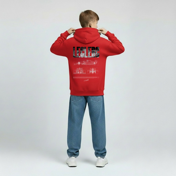 Enfant vu de dos en sweat rouge Charles Leclerc, visuel paddock noir avec typographie LECLERC, posture droite, capuche baissée, fond neutre.