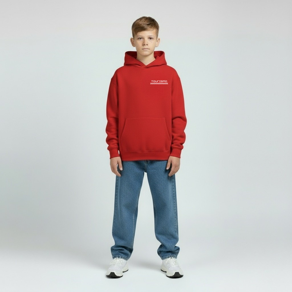 Enfant portant le hoodie rouge Charles Leclerc, vue de face, logo Tourismo poitrine, coupe droite, mains relâchées, fond studio clair.