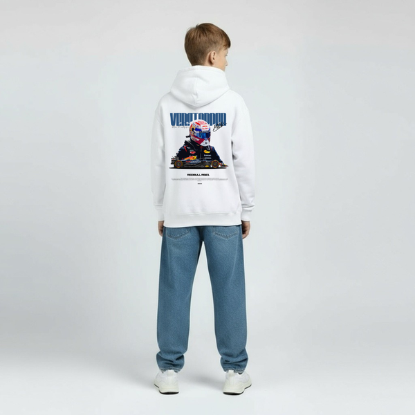 Image d’un enfant portant le sweat Max Verstappen blanc, vu de dos avec visuel Red Bull Racing.