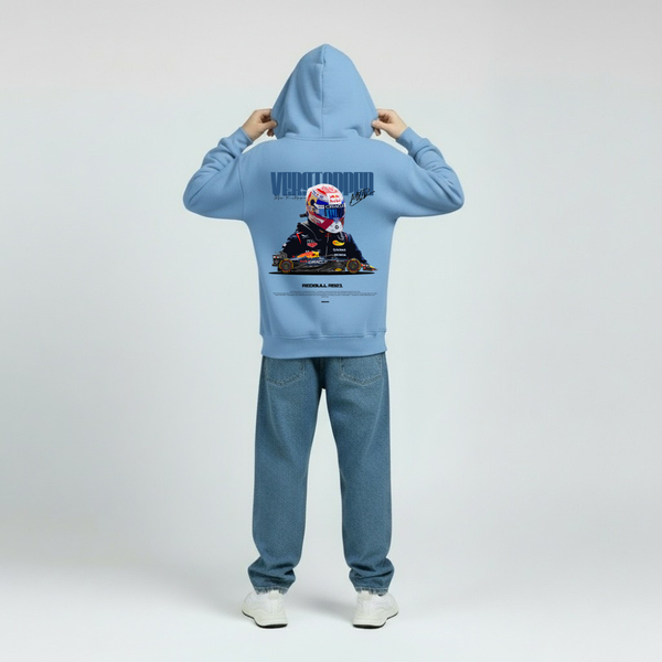 Sweat bleu Verstappen sur enfant en position statique, fond neutre.