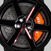 Nahaufnahme der Felge und des gravierten Bremssattels nismo, Nissan GT-R Uhr