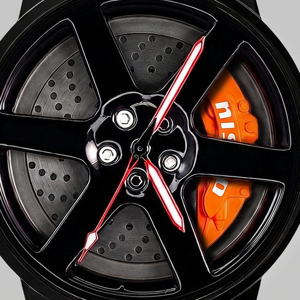 Nahaufnahme der Felge und des gravierten Bremssattels nismo, Nissan GT-R Uhr