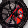Nahaufnahme der Felge und des gravierten Bremssattels M, BMW M3 Uhr