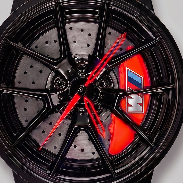 Nahaufnahme der Felge und des gravierten Bremssattels M, BMW M3 Uhr