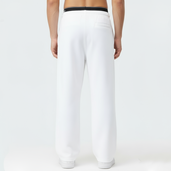 Vue de profil du pantalon de jogging Tourismo Paddock blanc, montrant la coupe loose-fit et le tombé sur la chaussure.