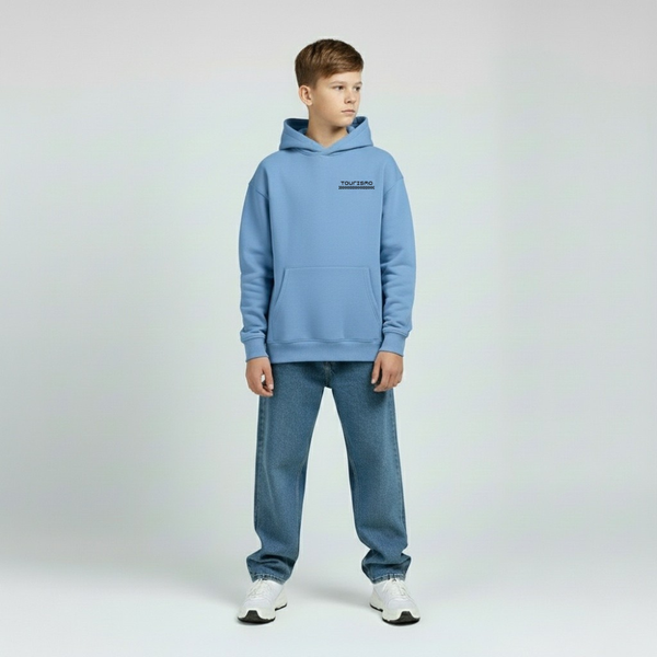 Hoodie Porsche GT3 RS bleu clair porté par un enfant en position naturelle