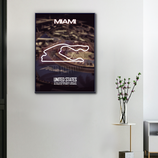 Toile murale circuit F1 Miami, tracé lumineux blanc sur fond sombre, accrochée dans un intérieur moderne avec plante décorative