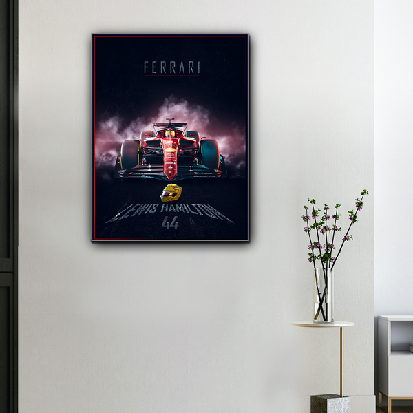 Toile murale F1 Lewis Hamilton x Ferrari, monoplace rouge en pleine lumière, accrochée dans un intérieur moderne