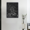 Toile F1 Fernando Alonso Le Plan accrochée dans un salon moderne, portrait esquissé à la craie sur fond noir, ambiance galerie murale