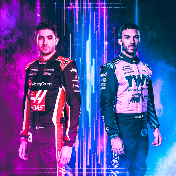 Toile F1 Esteban Ocon et Pierre Gasly au style rétro futuriste avec éclairage rose et bleu