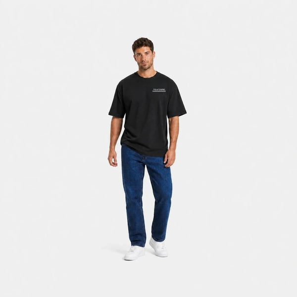 T-shirt F1 Fernando Alonso Signature noir vu de face en plan large avec logo Tourismo