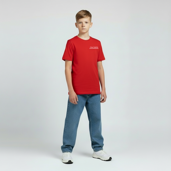 Vue frontale du t-shirt rouge enfant Charles Leclerc en position décontractée