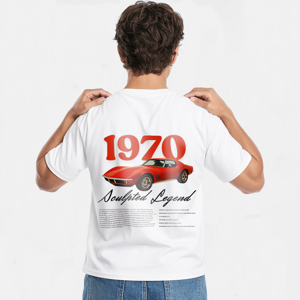 T-shirt blanc Corvette Stingray 1970 avec voiture rouge, vue de dos sur mannequin