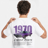 T-shirt blanc avec visuel Dodge Charger R/T 1970 violet, mannequin vu de dos