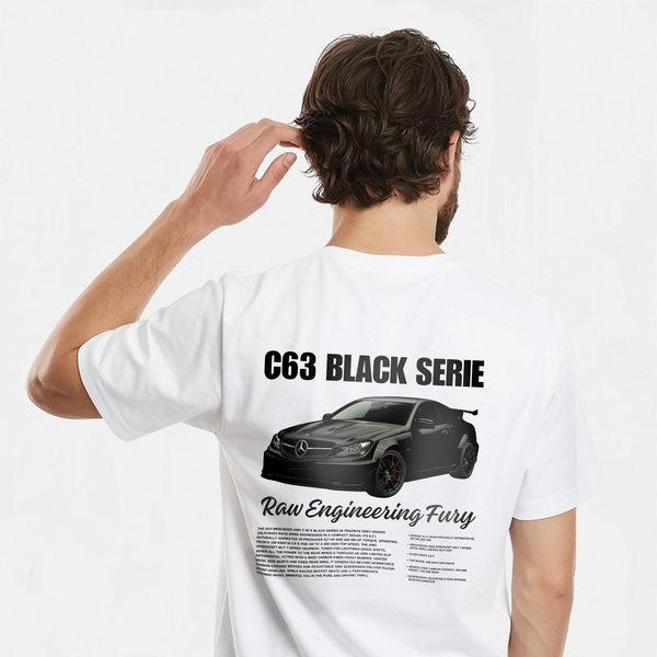 T-shirt blanc Mercedes C63 Black Series avec design imprimé dans le dos, mannequin vu de dos en jean bleu