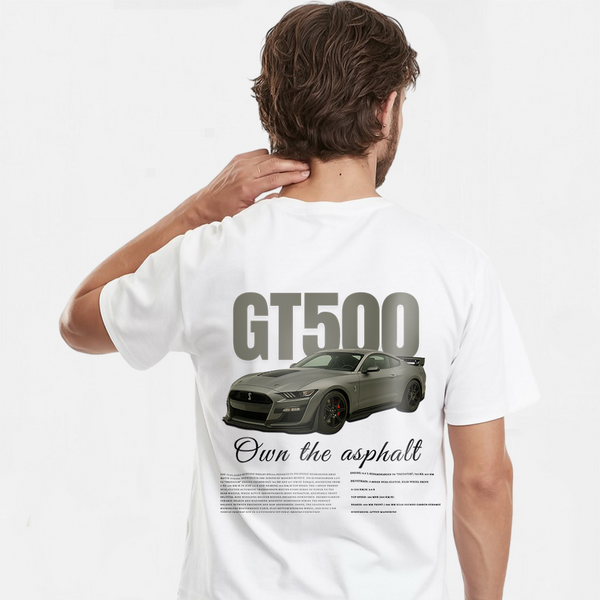 T-shirt blanc GT500 avec impression Ford Mustang verte, vu de dos sur mannequin