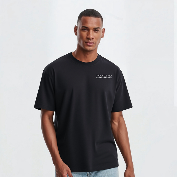 T-shirt noir Oscar Piastri Signature porté par mannequin, vue de face simple avec logo Tourismo Clothing