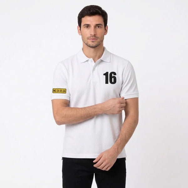Homme portant le polo blanc Charles Leclerc, cadré en buste, 16 et plaque de manche visibles