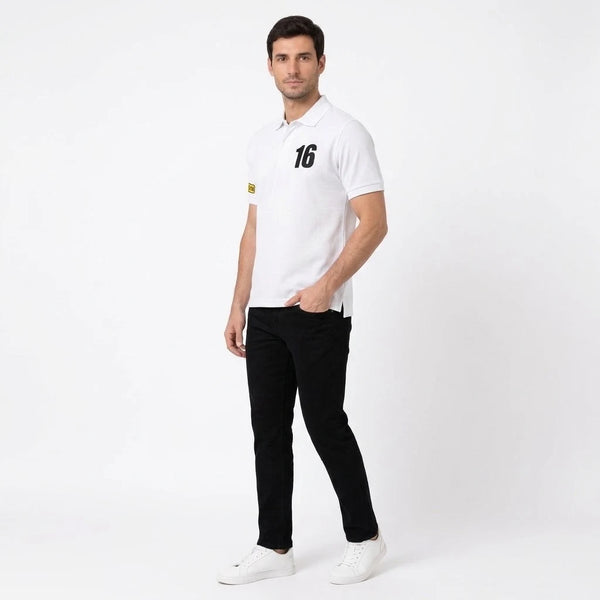 Homme portant le polo blanc Charles Leclerc, vu de face en pied