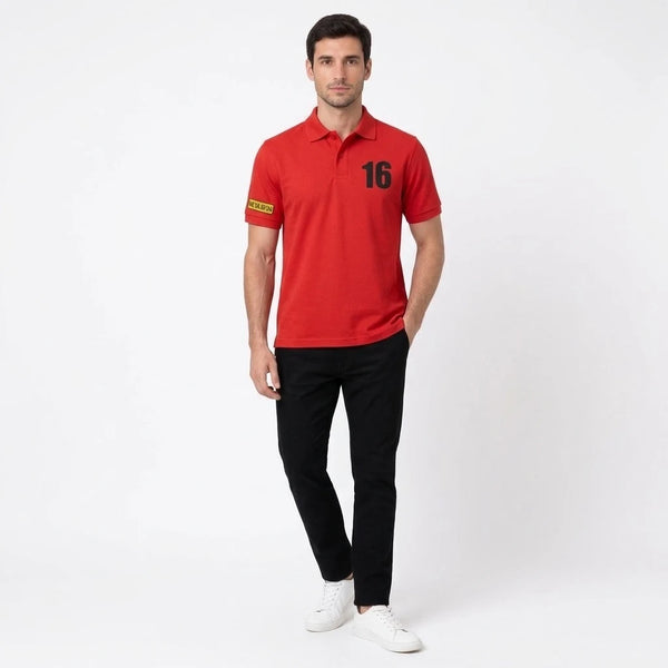 Homme portant le polo rouge Charles Leclerc, vu de face en pied