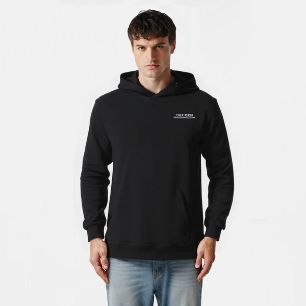 Sweat à capuche noir avec logo “TOURISMO” blanc imprimé sur la poitrine, porté par un homme en jean, capuche baissée, fond blanc neutre.