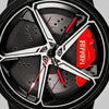 Nahaufnahme der Felge und des gravierten Bremssattels ferrari, Ferrari 488 Uhr