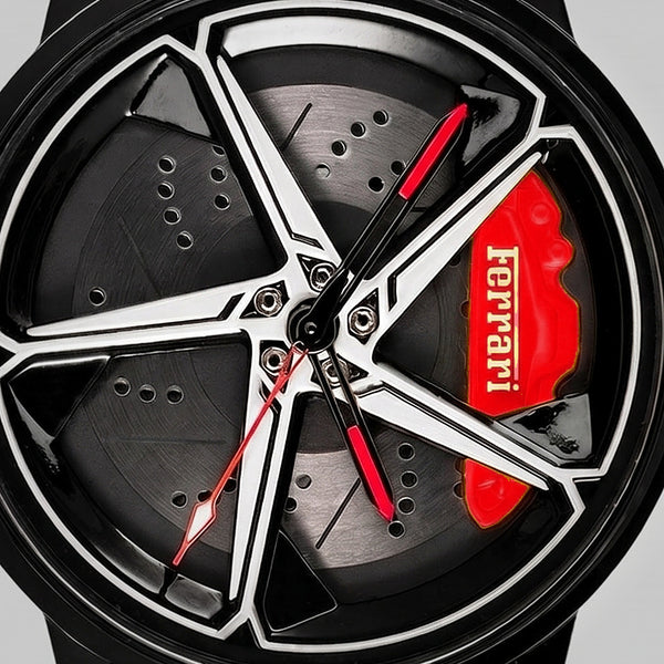 Nahaufnahme der Felge und des gravierten Bremssattels ferrari, Ferrari 488 Uhr