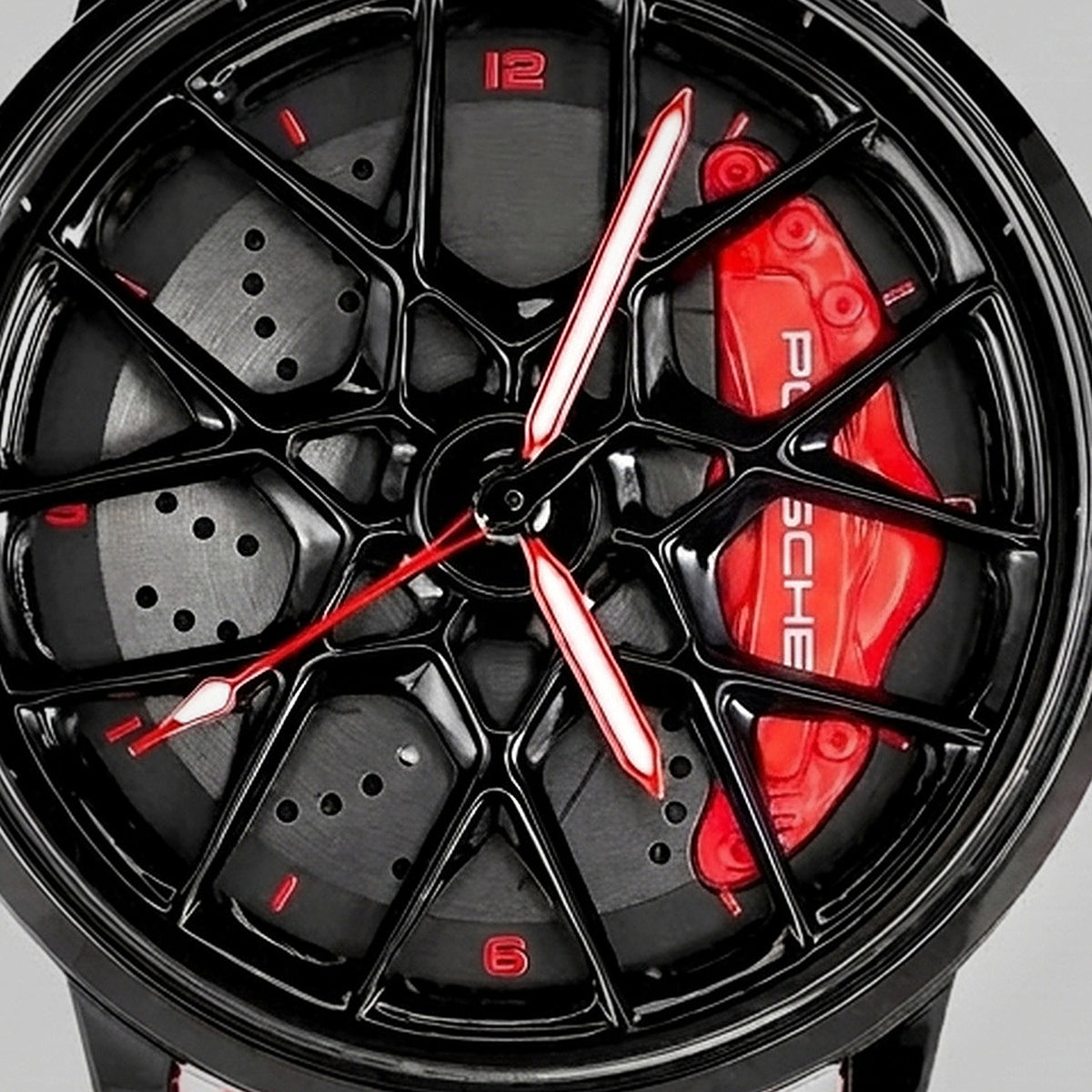 Nahaufnahme der Felge und des gravierten Bremssattels PORSCHE, Porsche 718 Uhr