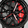 Nahaufnahme der Felge und des gravierten Bremssattels PORSCHE, Porsche 718 Uhr