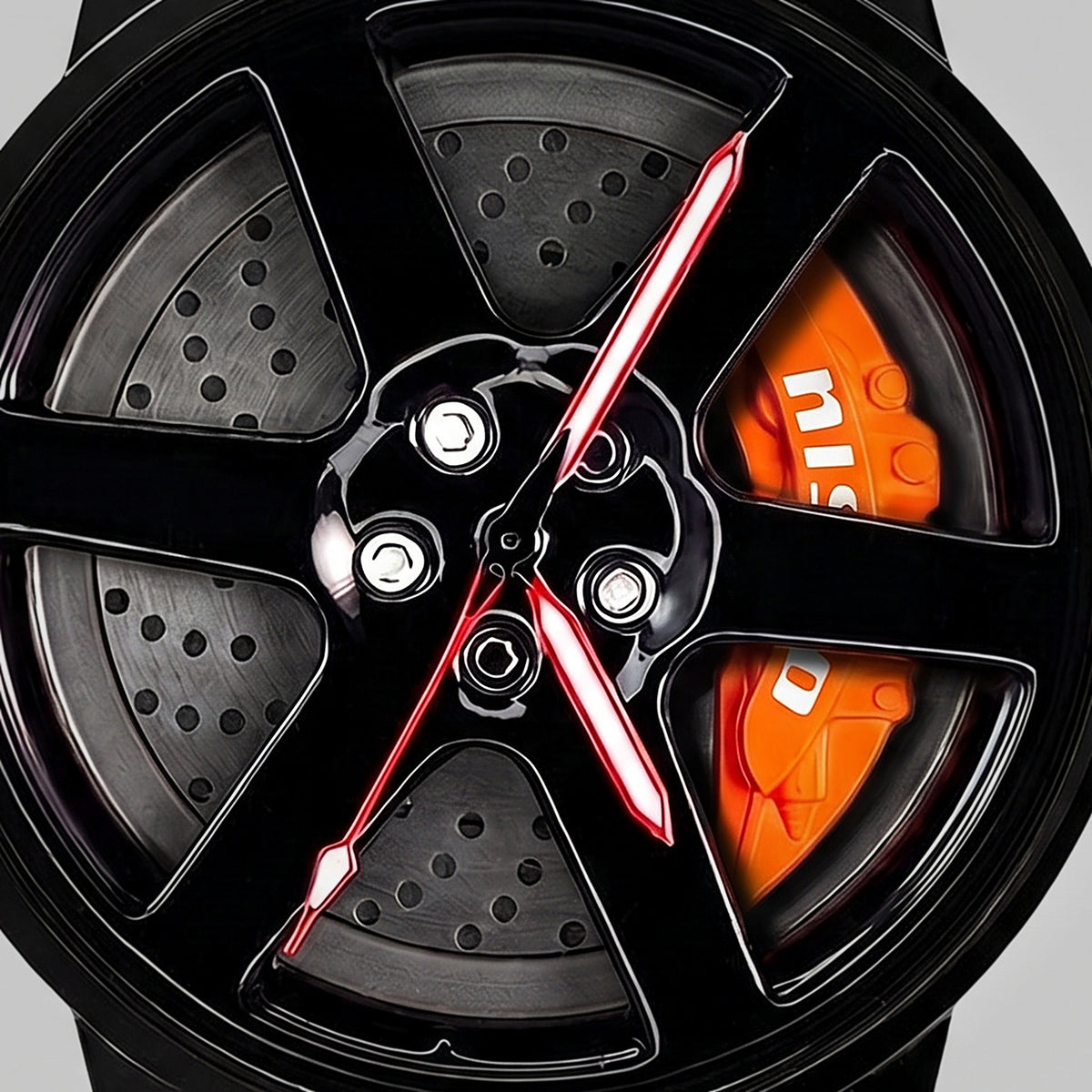 Nahaufnahme der Felge und des gravierten Bremssattels nismo, Nissan GT-R Uhr