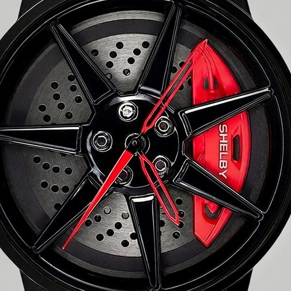 Nahaufnahme der Felge und des gravierten Bremssattels SHELBY, Shelby GT500 Uhr