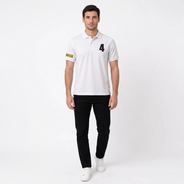 Mann im Lando Norris Polo in Weiß, Ganzkörper von vorne