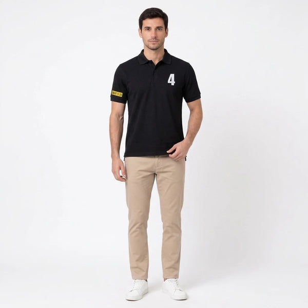 Mann im Lando Norris Polo in Schwarz, Ganzkörper von vorne