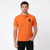 Mann im Lando Norris Polo in Orange, Oberkörper, 4 und Ärmelkennzeichen sichtbar