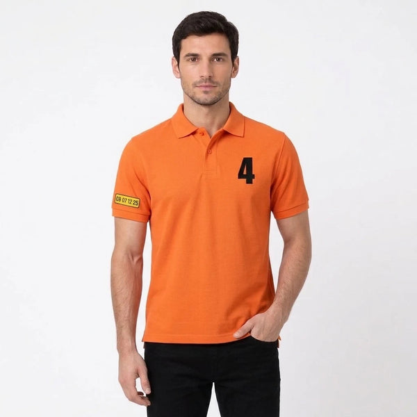 Mann im Lando Norris Polo in Orange, Oberkörper, 4 und Ärmelkennzeichen sichtbar