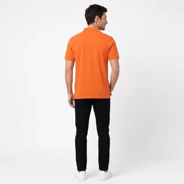 Mann im Lando Norris Polo in Orange von hinten, Rücken ohne Motiv