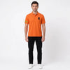 Mann im Lando Norris Polo in Orange, Ganzkörper von vorne