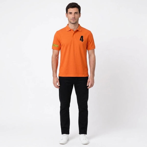 Mann im Lando Norris Polo in Orange, Ganzkörper von vorne
