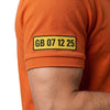 Kennzeichen GB 07 12 25 am Ärmel des Lando Norris Polos in Orange, getragen
