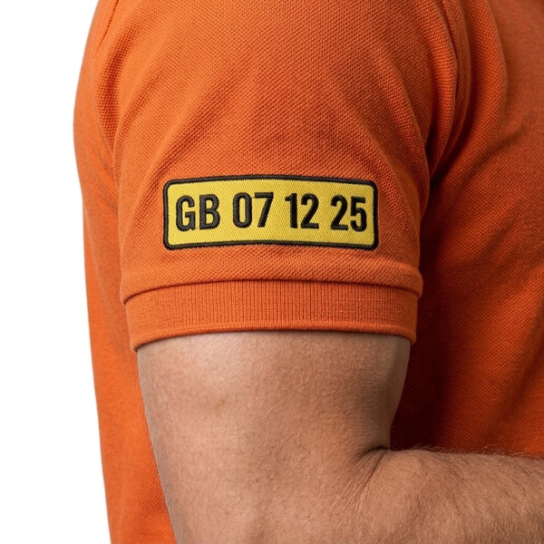 Kennzeichen GB 07 12 25 am Ärmel des Lando Norris Polos in Orange, getragen