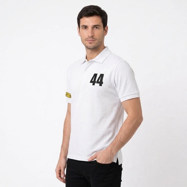 Mann im Lewis Hamilton Polo in Weiß, Oberkörper, 44 und Ärmelkennzeichen sichtbar