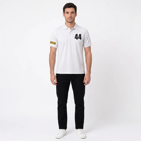 Mann im Lewis Hamilton Polo in Weiß, Ganzkörper von vorne