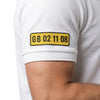 Kennzeichen GB 02 11 08 am Ärmel des Lewis Hamilton Polos in Weiß, getragen