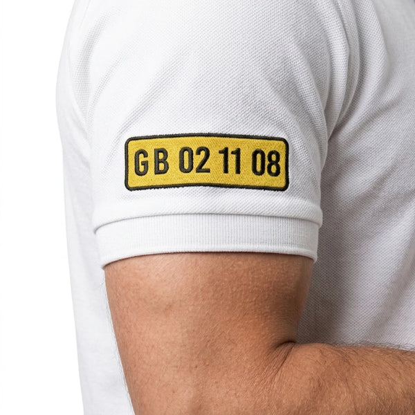 Kennzeichen GB 02 11 08 am Ärmel des Lewis Hamilton Polos in Weiß, getragen