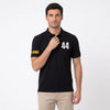 Mann im Lewis Hamilton Polo in Schwarz, Oberkörper, 44 und Ärmelkennzeichen sichtbar