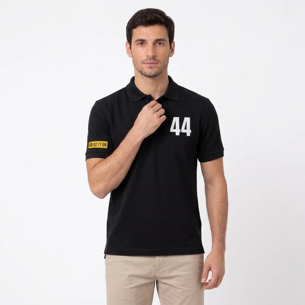 Mann im Lewis Hamilton Polo in Schwarz, Oberkörper, 44 und Ärmelkennzeichen sichtbar