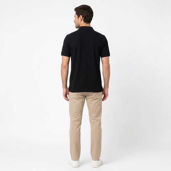 Mann im Lewis Hamilton Polo in Schwarz von hinten, Rücken ohne Motiv