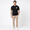 Mann im Lewis Hamilton Polo in Schwarz, Ganzkörper von vorne